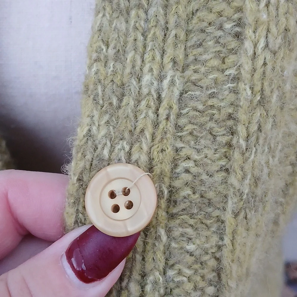 The Limited green sweater size medium - Picture 6 of 6